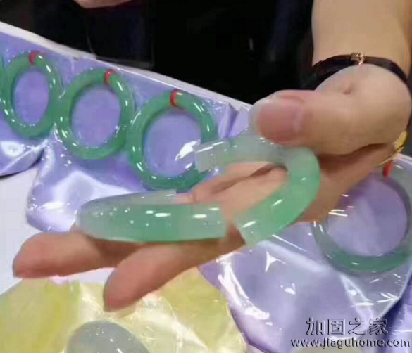 女子摔斷30萬(wàn)玉鐲后竟不知所蹤，手鐲能進(jìn)行改造加固設(shè)計(jì)？