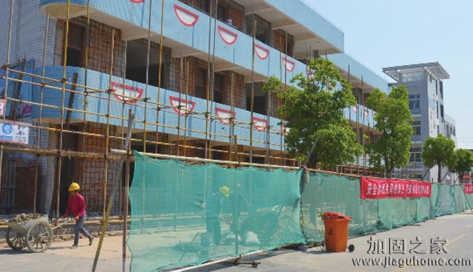 8月，全國多所中小學(xué)校園改造加固工程正火熱進(jìn)行