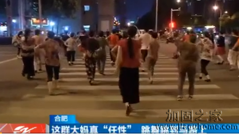 廣場(chǎng)舞大媽又占馬路，急需改造新舊建筑作為新“舞臺(tái)”