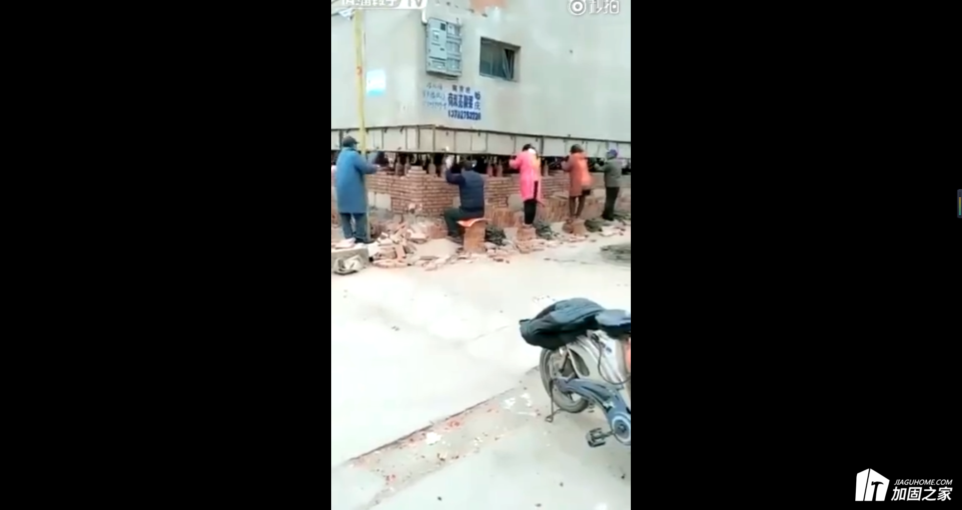 地基加固，樓房頂升，竟然有上百人一起壓千斤頂。