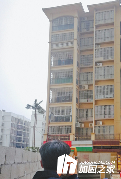 廣西某小區住宅房屋開裂，業主連夜撤離！