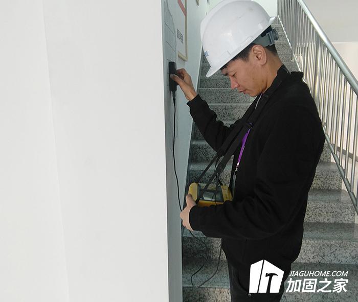 施工可能影響房屋安全，應(yīng)及時進行檢測鑒定