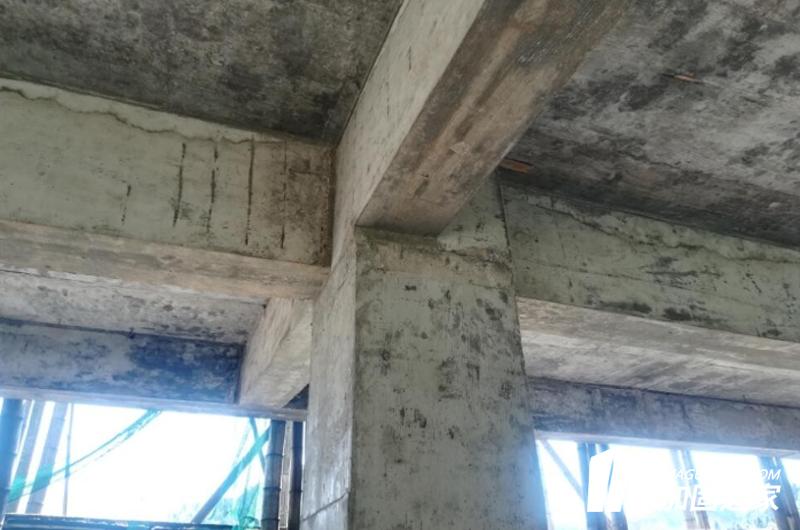 現澆板上不要過早上人、堆料、施荷加載。